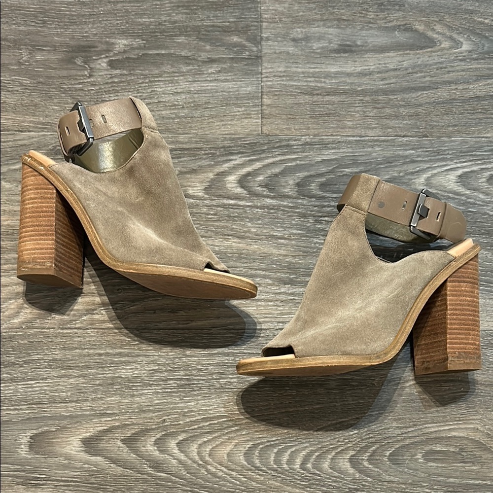 Marc Fisher Beige Ankle Strap Vashi Stacked Heel Buckle Leather Sandals Size 8.5